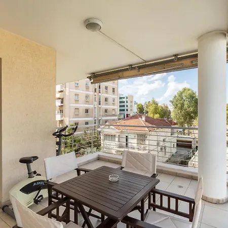 Warm In The Heart Of The Center - Balcony & View * 尼科西亚
