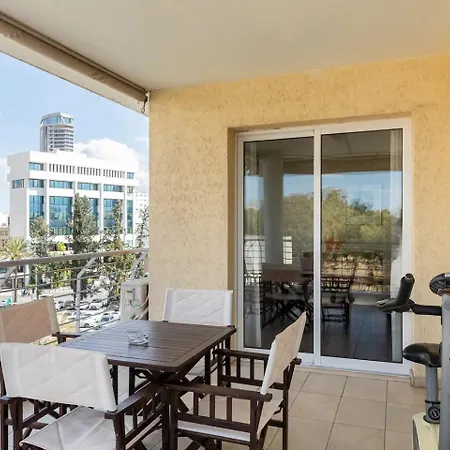 Warm In The Heart Of The Center - Balcony & View 尼科西亚