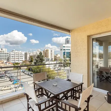 Warm In The Heart Of The Center - Balcony & View 尼科西亚